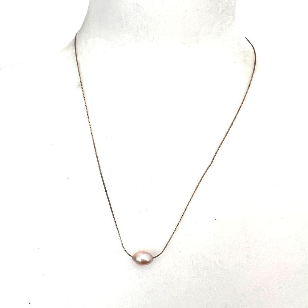 Iridescent solo pearl necklace on a gold tone adjustable chain